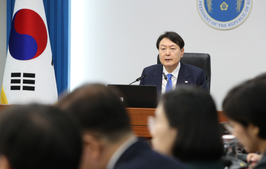 윤석열 대통령이 18일 서울 용산 대통령실 청사에서 열린 제16회 국무회의에서 모두발언하고 있다. 대통령실통신사진기자단=연합뉴스